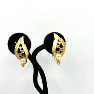 Jomaz Vintage Gold Pearl Gold Tone Leaf Rhinestones and Pearl Clip Earrings